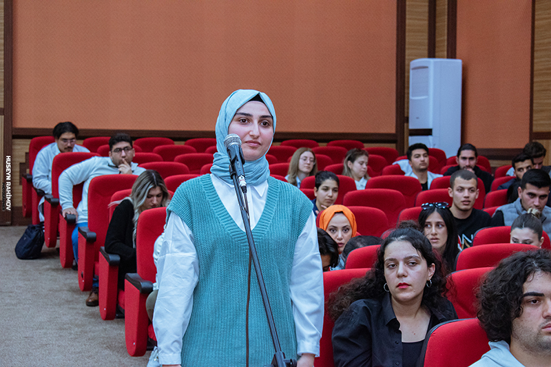 NSU Rector Elbrus Isayev Engages in Q&A Session with Foreign Students as Part of the 'Open Microphone' Project